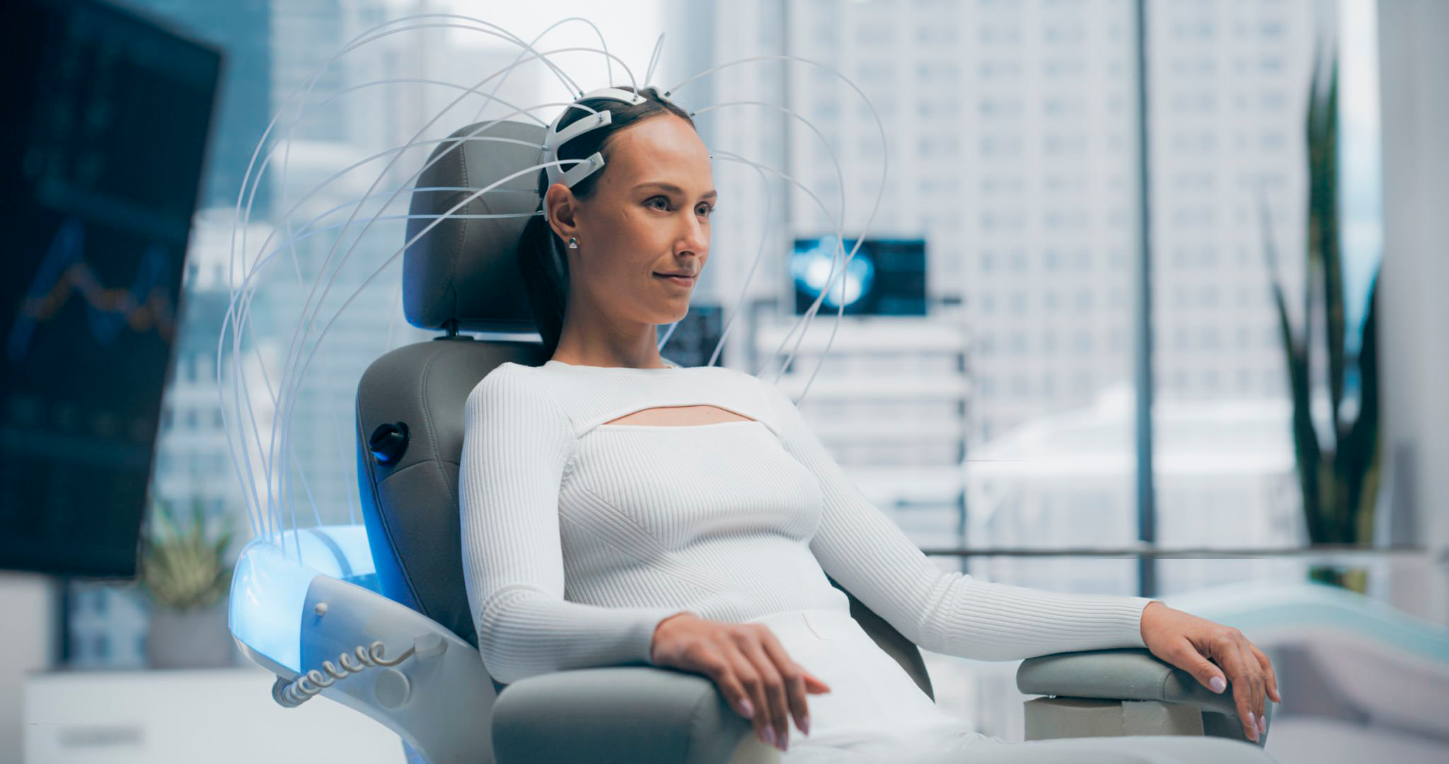 Mujer conectada a un dispositivo cerebral en un entorno tecnológico, realizando un estudio para prevenir el deterioro cognitivo