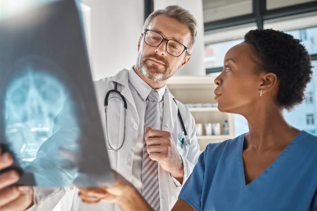 Doctores observando una imagen de resonancia magnética cerebral, analizando señales asociadas al deterioro cognitivo