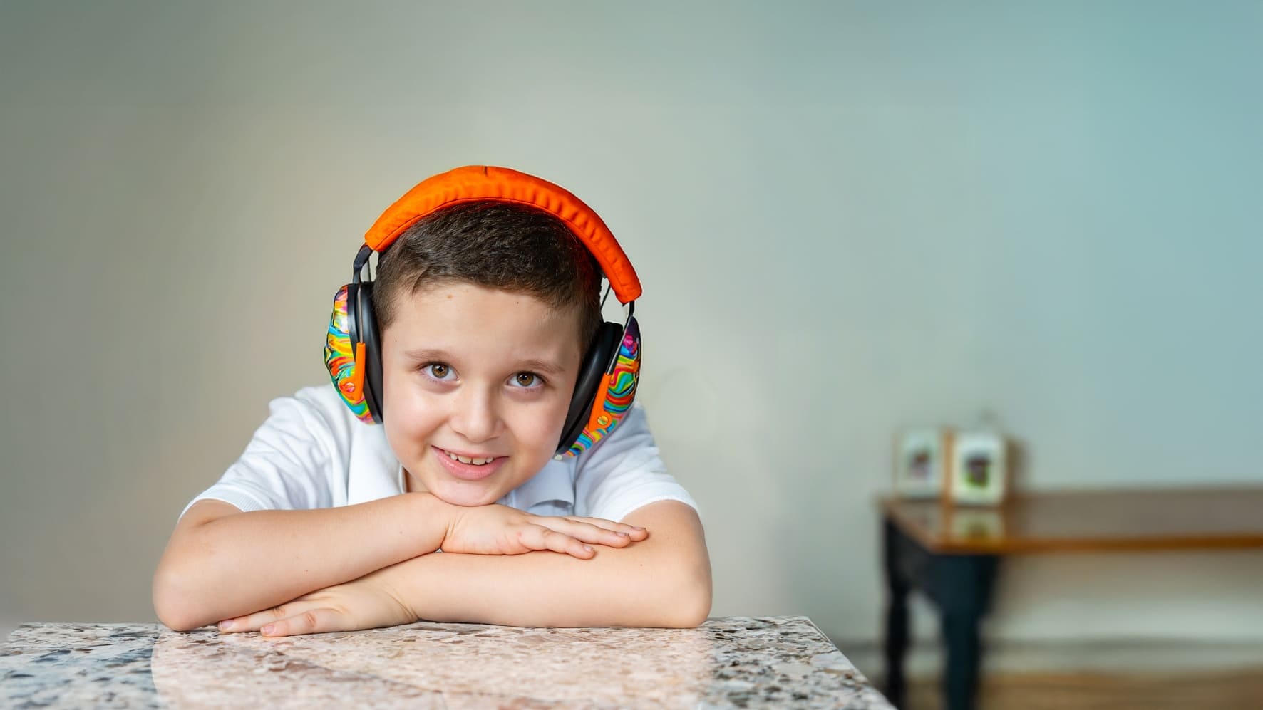 Niño feliz sonriendo a la cámara con audifonos 