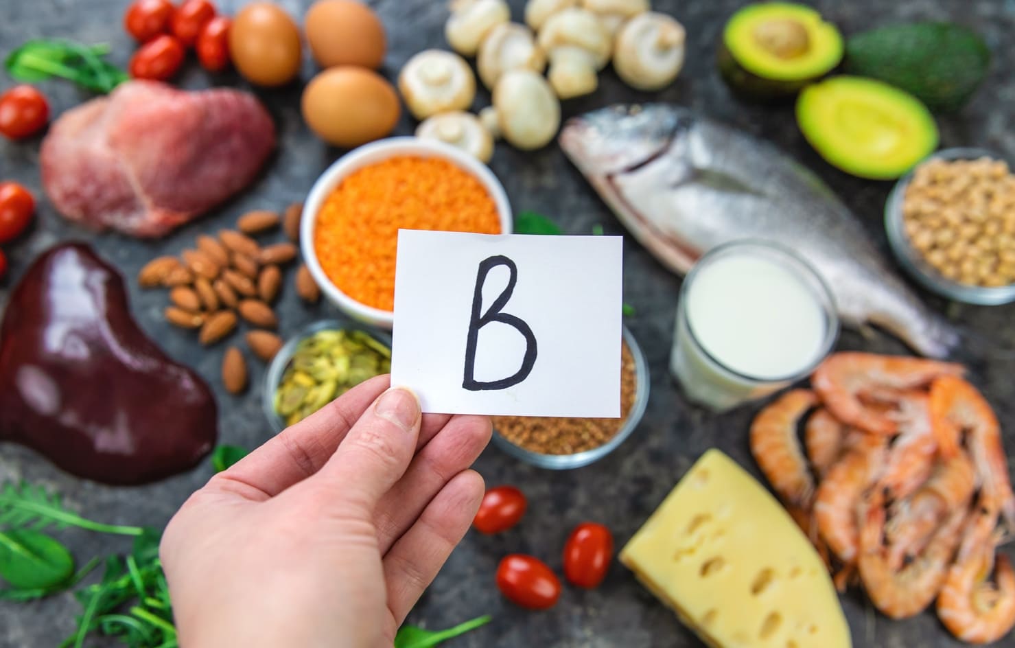 Alimentos ricos en vitaminas del complejo B como pescado, huevo y legumbres que apoyan la salud del sistema nervioso